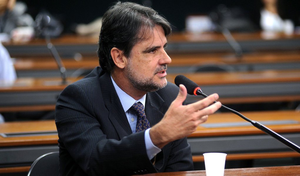 Raul Henry critica gestão em rede social
