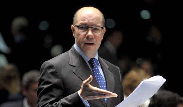 Demóstenes tem faculdade com sócios ocultos