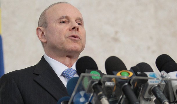 Senadores pedem investigação de Mantega