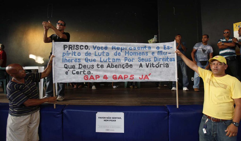 Após punições, greve da PM na Bahia perde força