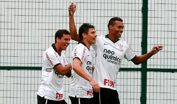 Virada no fim garante vitória do Corinthians em estreia