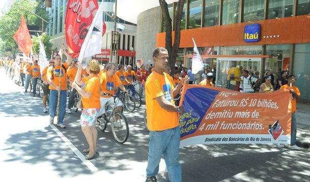 Bancários fazem bicicleata contra Itaú no Rio