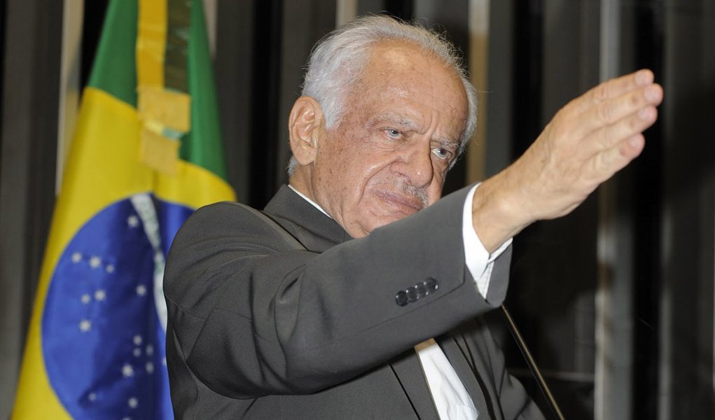 Pedro Simon sobre Demóstenes: “Se não renunciar será cassado”