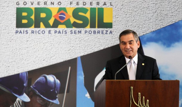 Carvalho diz que Crivella facilita relação com evangélicos