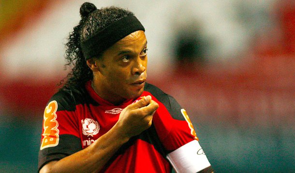 Ronaldinho marca, é expulso e Fla derrota Flu por 2 a 0