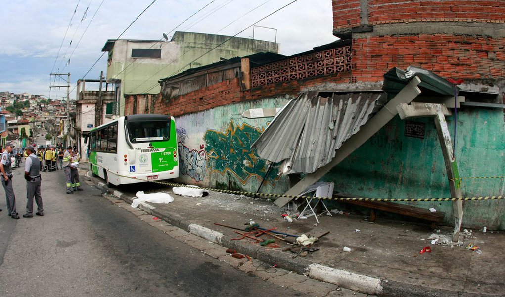 Acidente com micro-ônibus deixa dois mortos em SP