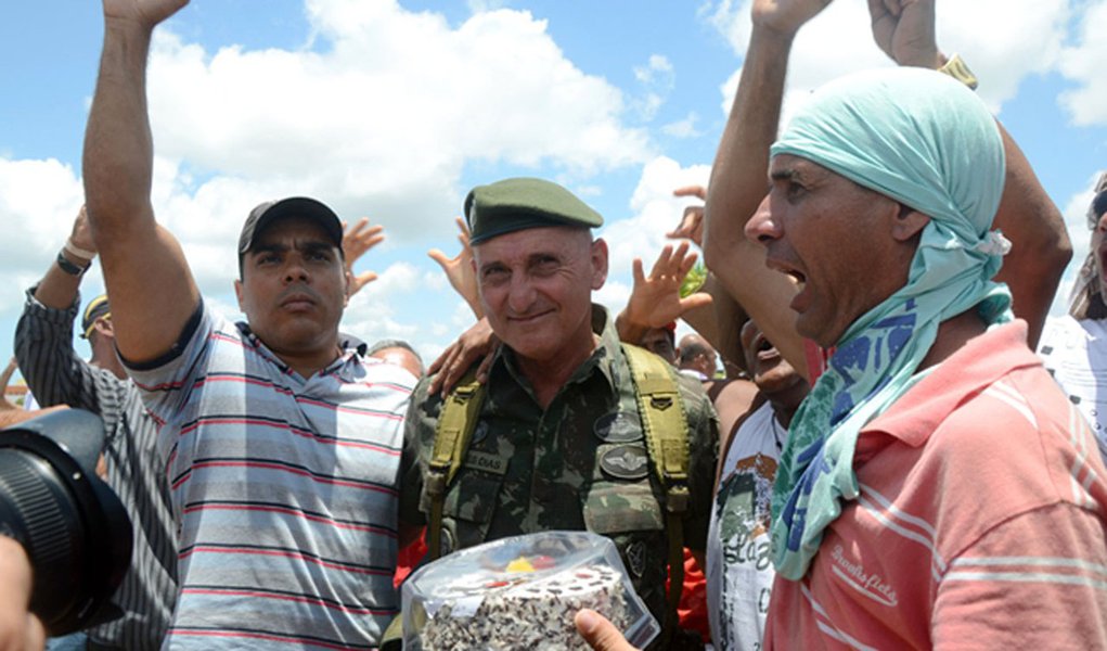 General das forças de segurança na Bahia recebe bolo de grevistas