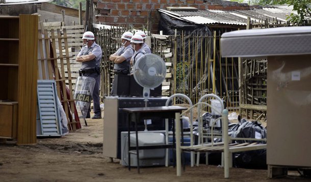 Arrasado, Pinheirinho é dominado pela PM