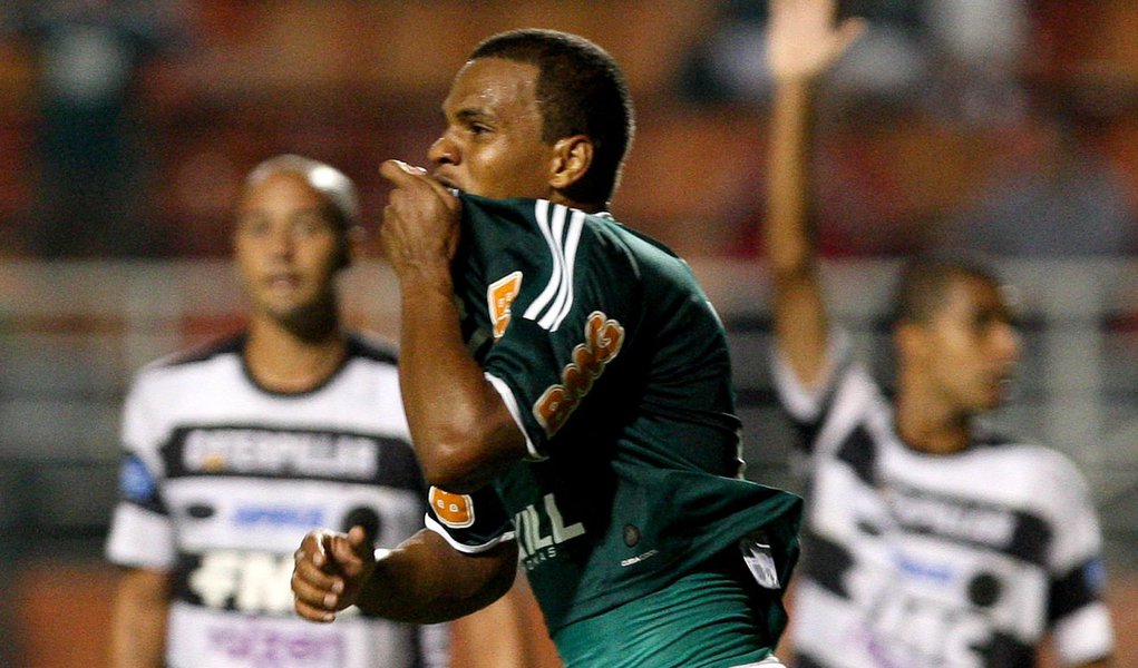 Palmeiras sofre, mas vence no Pacaembu e vira líder