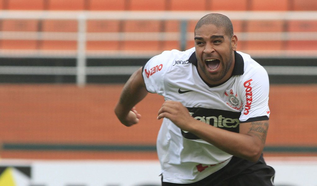Adriano garante vitória do Corinthians