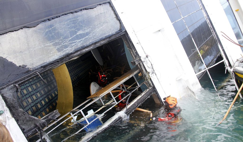 Mergulhadores localizam 16º corpo de vítima do navio