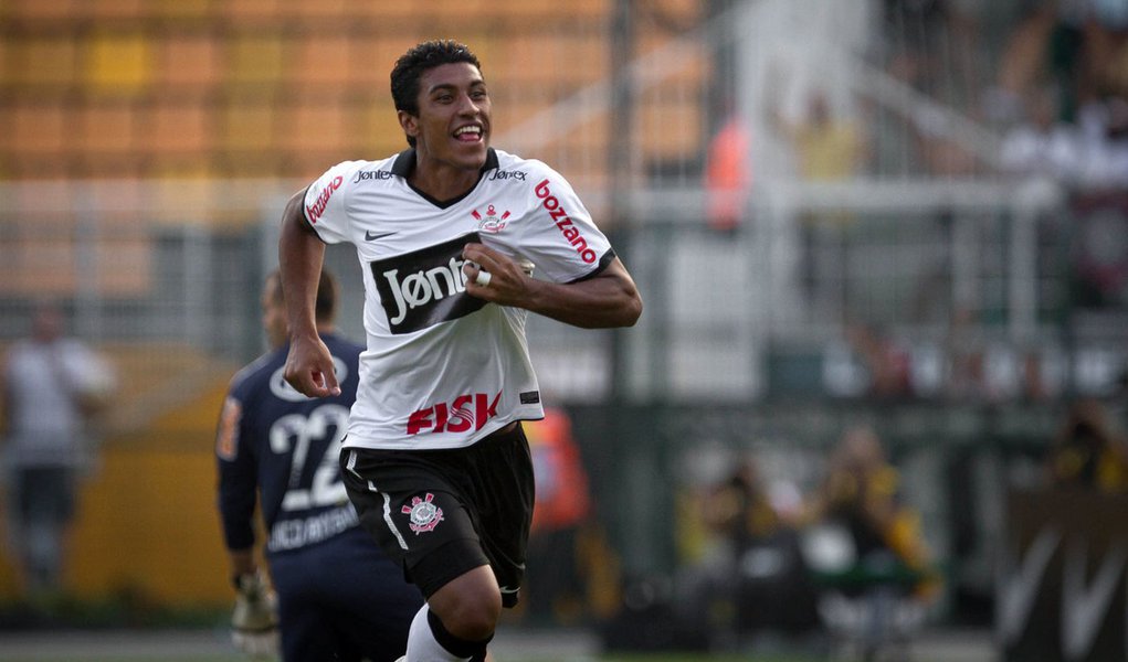 Em três minutos, Corinthians vence Palmeiras por 2 a 1