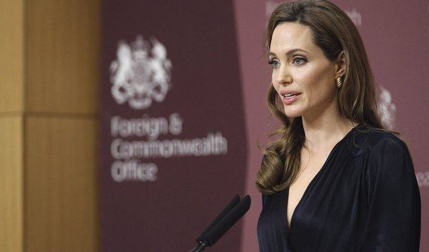 Angelina Jolie pode dirigir filme erótico