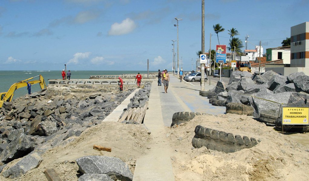 Contenção do avanço do mar gera polêmica 