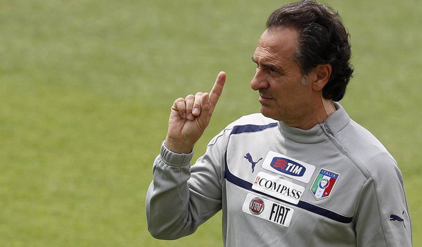 Técnico italiano também cogita suspender campeonato