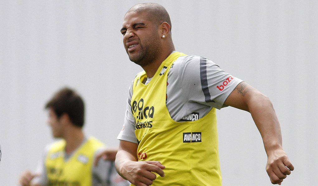 Em clima ruim com torcida e diretoria, Adriano não joga domingo
