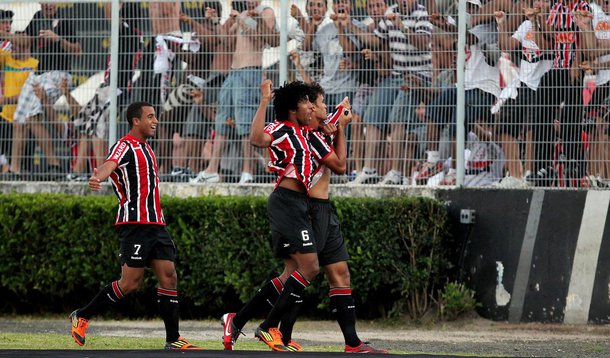 São Paulo vence por 3 a 1 a Ponte e assume liderança do Paulistão