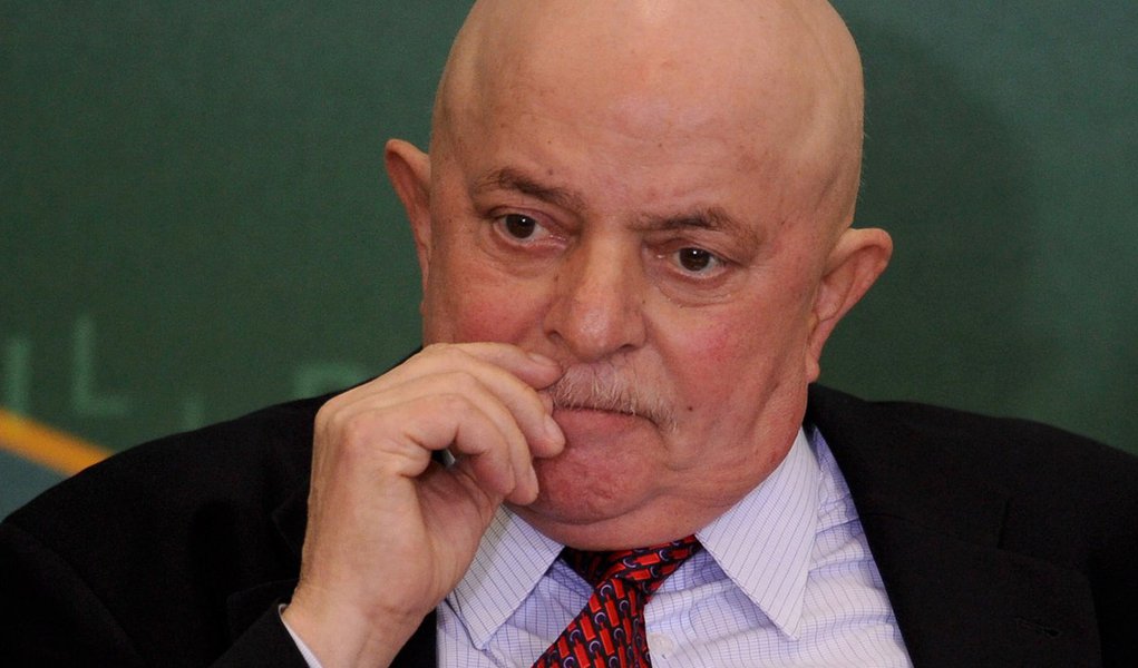 Lula é internado em São Paulo