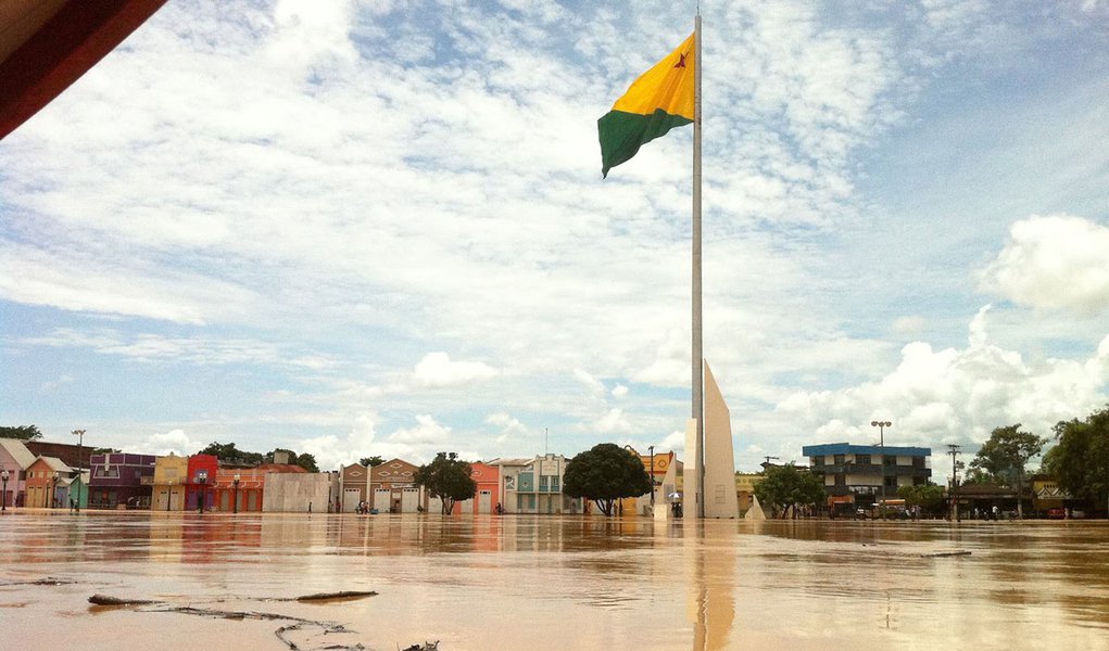 Governo do Acre decreta ponto facultativo por causa da chuva