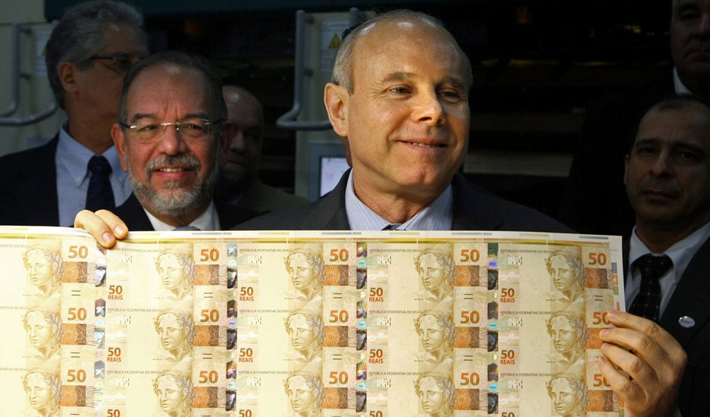 Mantega é denunciado por atos de improbidade