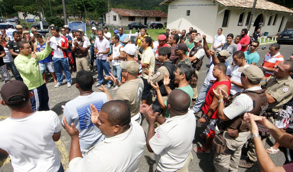 Sem polícia, Salvador conta os seus mortos