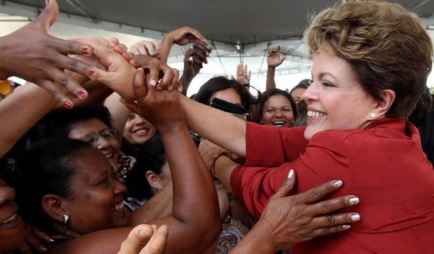 Aclamada, Dilma critica antecessores na Bahia