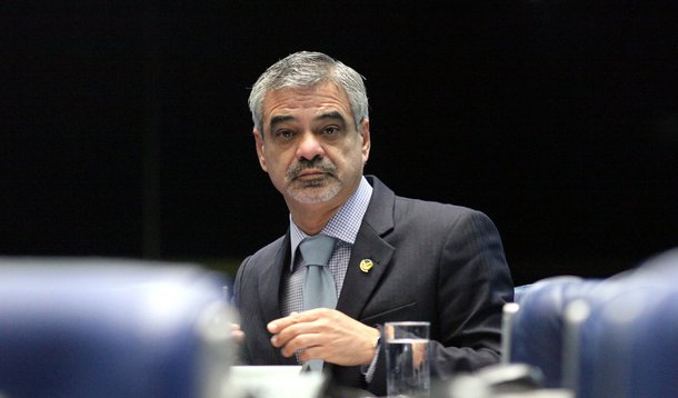 Sem dar um pio, Humberto segue se articulando