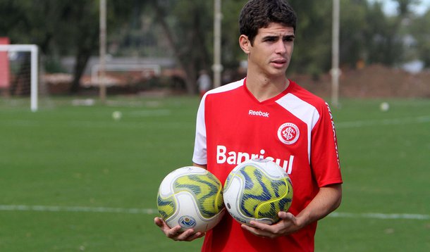 São Paulo restabelece direitos do meia Oscar