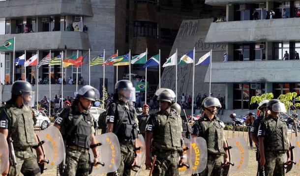 PMs sitiados por Exército terão comida para crianças