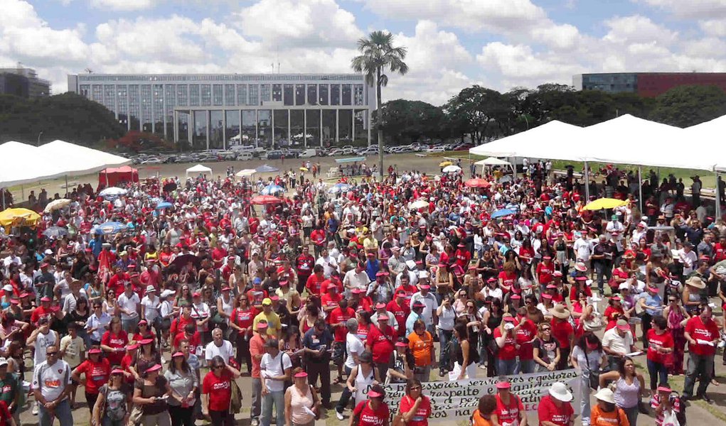 Professores de Brasília decidem cruzar os braços