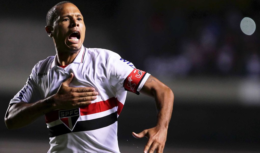 Luís Fabiano marca dois e São Paulo se classifica