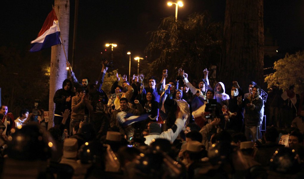 Aliados de Lugo criam frente de resistência democrática