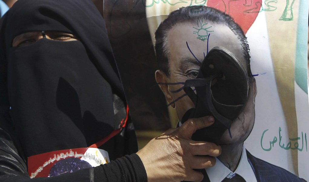 Egípcios pedem pena de morte a Mubarak