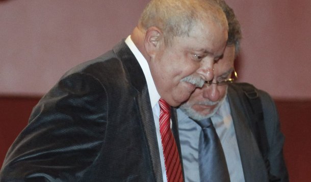 Lula aparece de bengala e reclama da voz