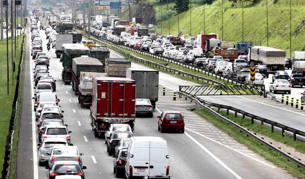 Rodovias paulistas registram congestionamento ao longo do dia