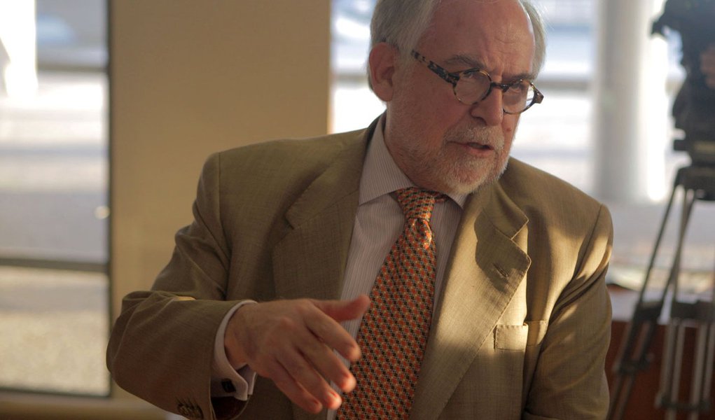 Dilma desautoriza Marco Aurélio Garcia sobre juros