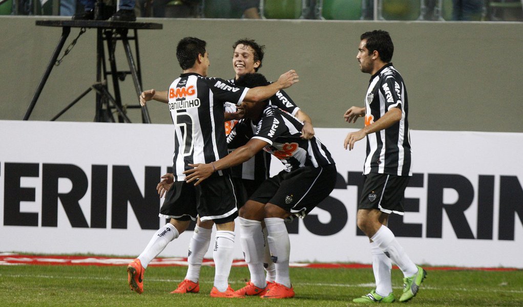 Atlético-MG vence a segunda e divide liderança