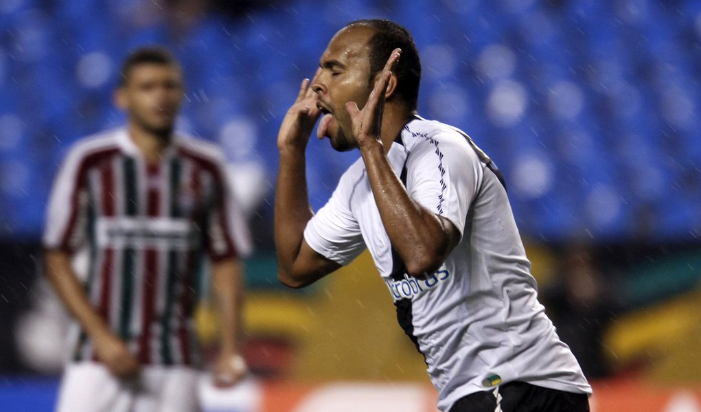 Vasco ganha do Fluminense e garante vaga antecipada