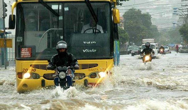 Chuva deixa cidades alagadas no Espírito Santo