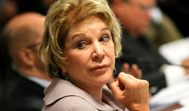 Internado, Sarney passa batata-quente da CPI para Marta