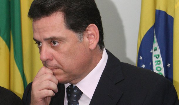Detonar ou se humilhar? Perillo não sabe o que faz