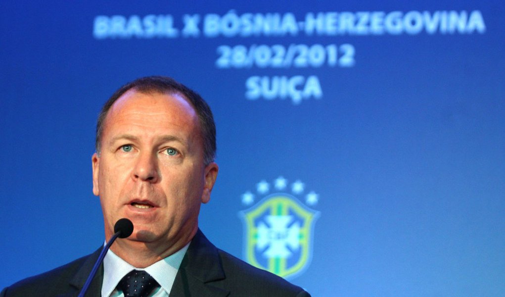 Mano chama Ronaldinho e Ganso para jogo com Bósnia