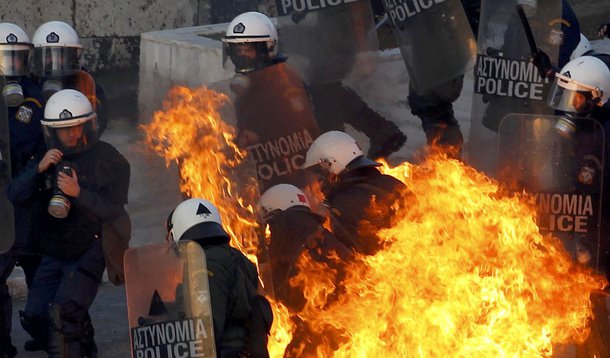 Policiais e manifestantes entram em choque na Grécia