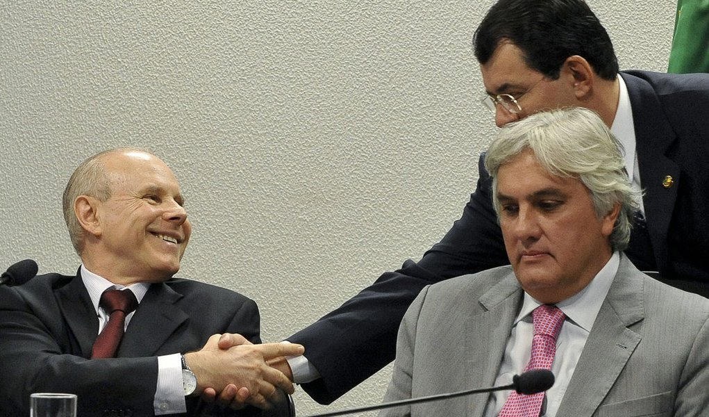 Mantega tira de letra audiência no Senado