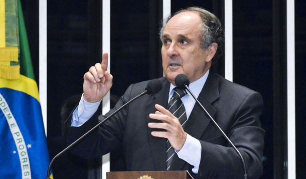 Dívida de Cristovam pode chegar a R$ 1 milhão
