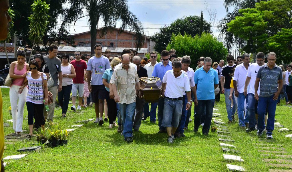 Corpo de ciclista atropelada na Av. Paulista é enterrado