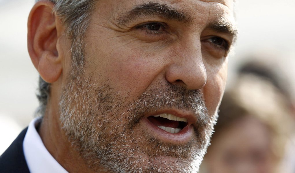 George Clooney usa satélites para vigiar crimes no Sudão