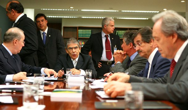 Réus do mensalão pedem julgamento sem faca no pescoço
