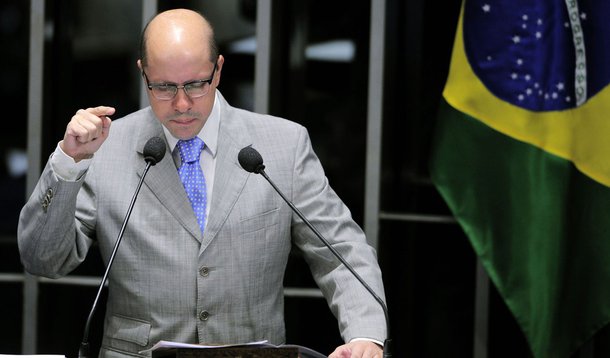 A primeira renúncia de Demóstenes