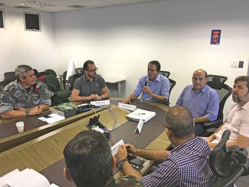 O governador Camilo Santana e o prefeito de Fortaleza, Roberto Cláudio, reunidos com os órgãos de segurança do Estado, asseguraram que os serviços de emergência do Ceará, que utilizam veículos para operar, como ambulâncias, viaturas policiais e do Corpo de Bombeiros, não sofreram qualquer interrupção com a greve dos caminhoneiros que atinge todo o Brasil, sem que o governo federal tenha conseguido apresentar qualquer solução para enfrentar a caos. “Desde o início da greve, há uma semana, determinei o total envolvimento das forças de segurança do Estado para garantir o pleno funcionamento dos serviços públicos e auxiliar no abastecimento de combustível da capital e do interior", afirmou o governador 